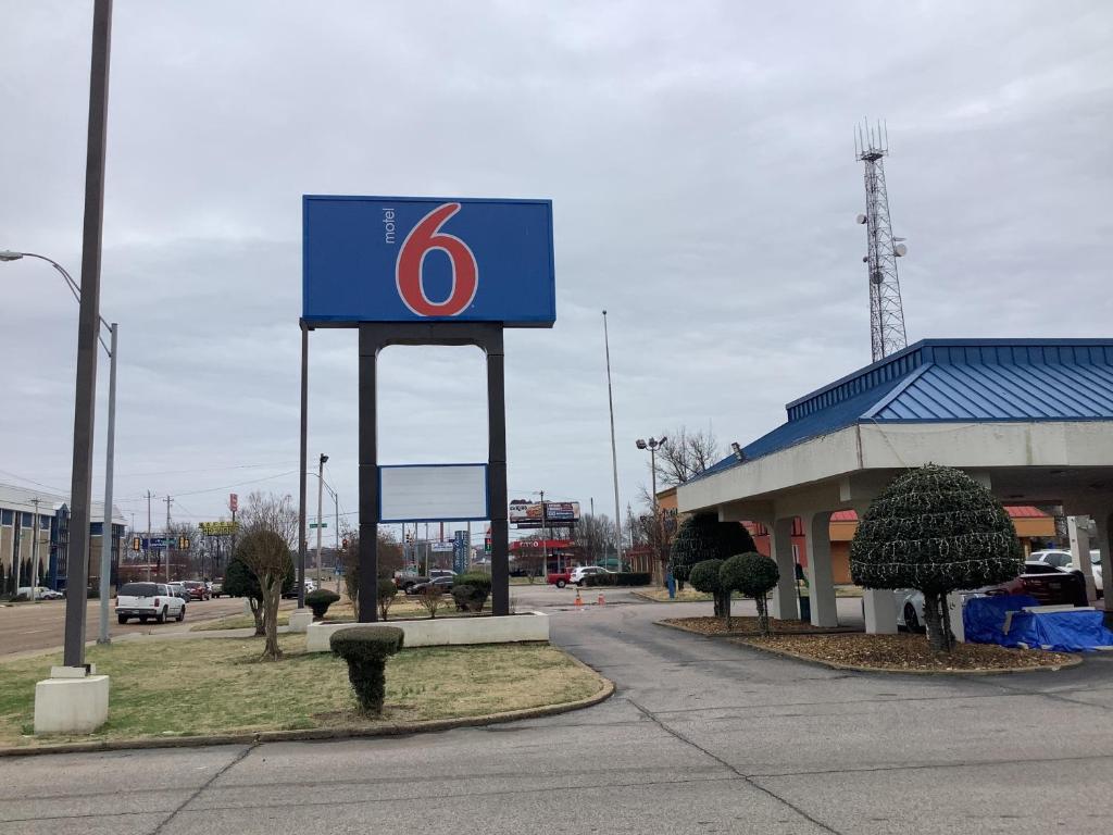 Motel 6-Memphis TN - East Main image 1